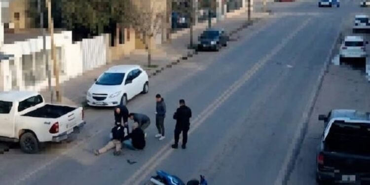Siniestro vial en Oncativo: un motociclista resultó lesionado tras colisionar contra una camioneta