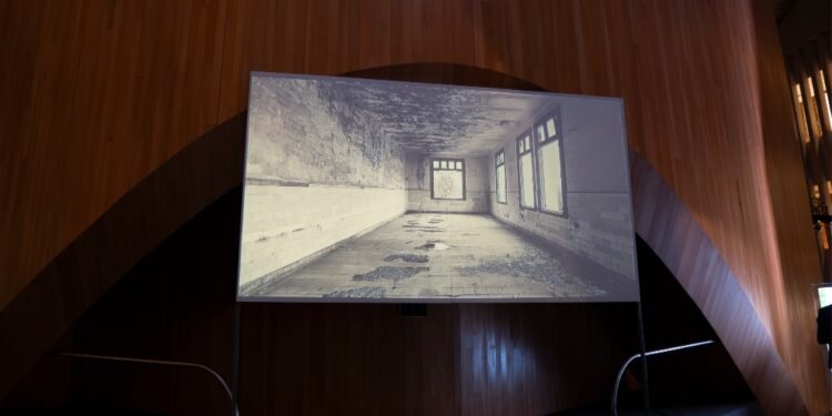 Cultura y memoria en la Unicameral: inauguraron la muestra fotográfica “Compensación del vacío” sobre el Hospital Doctor Emilio Vidal Abal