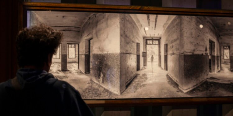 Cultura y memoria en la Unicameral: inauguraron la muestra fotográfica “Compensación del vacío” sobre el Hospital Doctor Emilio Vidal Abal