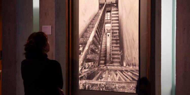 Cultura y memoria en la Unicameral: inauguraron la muestra fotográfica “Compensación del vacío” sobre el Hospital Doctor Emilio Vidal Abal