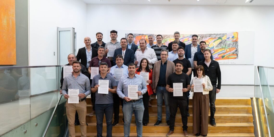 Firmaron convenios para la construcción de viviendas y obras de infraestructura en James Craik, Pampayasta Sud y Pampayasta Norte