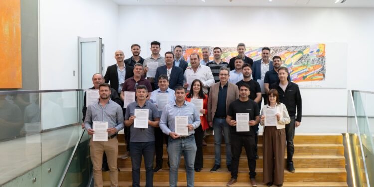 Firmaron convenios para la construcción de viviendas y obras de infraestructura en James Craik, Pampayasta Sud y Pampayasta Norte