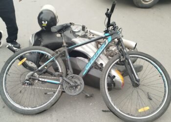 Siniestro vial en el centro de Oncativo: choque múltiple entre un auto, una moto y una bici dejó dos hospitalizados