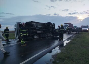 El reventón de un neumático provocó un choque entre un camión y una camioneta en la Ruta E-79 cerca de Oncativo