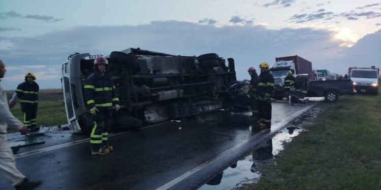 El reventón de un neumático provocó un choque entre un camión y una camioneta en la Ruta E-79 cerca de Oncativo
