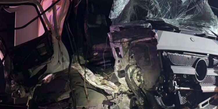 Siniestro vial en la Autopista Ruta 9: choque por alcance entre dos camiones en el km 445