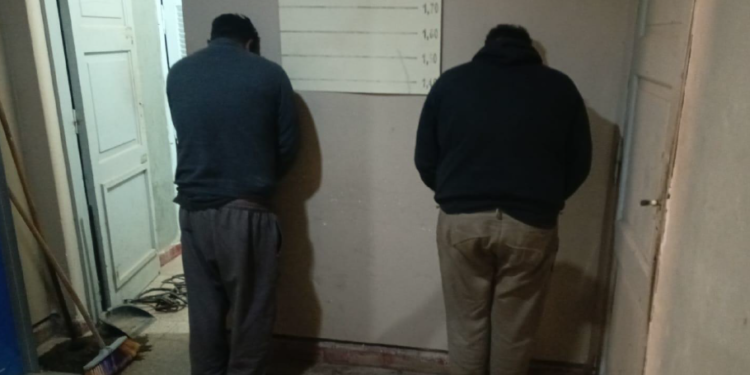 Alerta en General Fotheringham: detuvieron a dos hombres que merodeaban con luces apagadas y herramientas