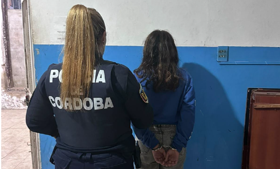 Fin de semana policial en Oliva: recuperaron una motocicleta robada y detuvieron a una joven tras una riña en la vía pública