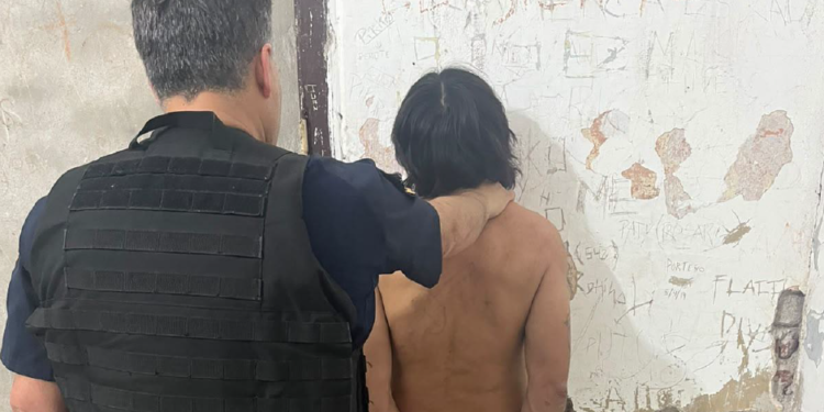 Violenta madrugada en Oliva: un hombre agredió a una mujer, destruyó la puerta de una vivienda e hirió a un policía