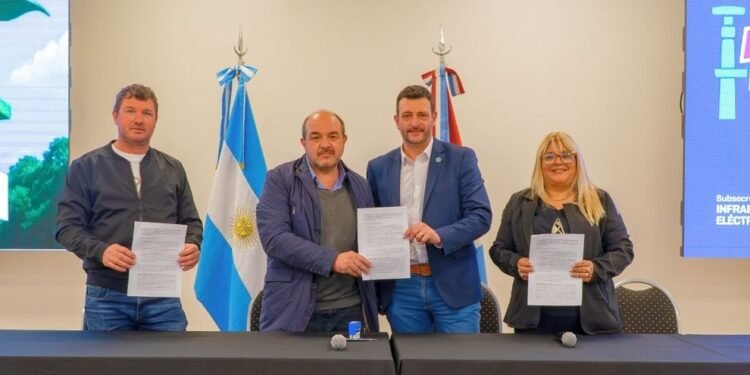 Infraestructura regional: la Provincia y la Cooperativa de Laguna Larga reconstruirán la red de media tensión sobre la Ruta Nacional 9