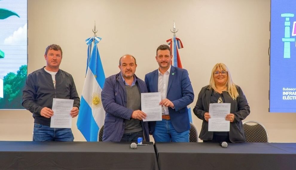 Infraestructura regional: la Provincia y la Cooperativa de Laguna Larga reconstruirán la red de media tensión sobre la Ruta Nacional 9