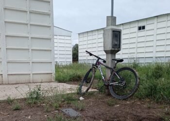 Esclarecimiento en Oncativo: la Policía halló una bicicleta robada que estaba oculta entre los pastizales
