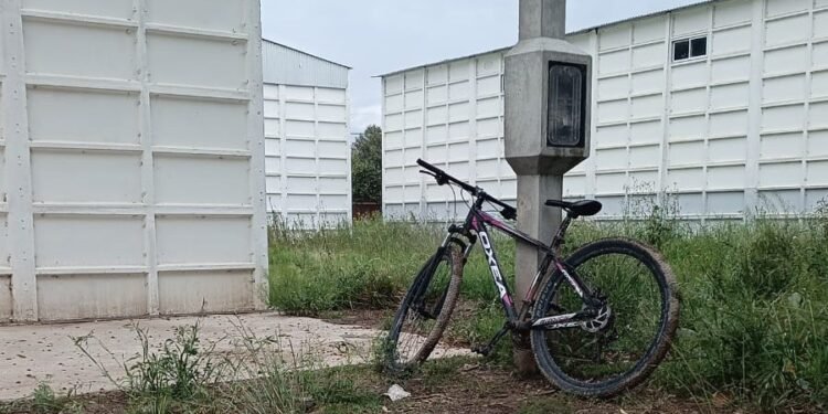 Esclarecimiento en Oncativo: la Policía halló una bicicleta robada que estaba oculta entre los pastizales