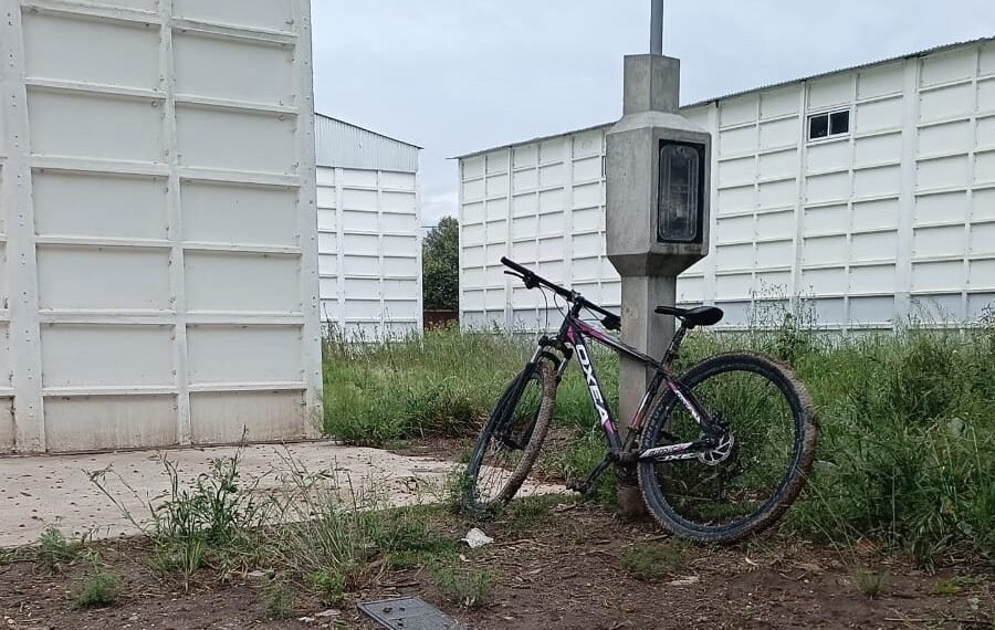Esclarecimiento en Oncativo: la Policía halló una bicicleta robada que estaba oculta entre los pastizales