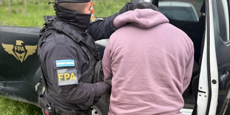 Operativo antinarcóticos en Almafuerte: la FPA detuvo a dos hombres con drogas en pleno centro