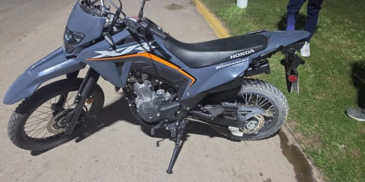 Impactante persecución en Pilar: un hombre chocó con su camioneta la moto robada a un familiar y logró recuperarla
