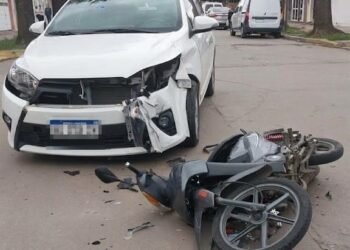 Siniestro vial en Oncativo: un auto y una moto chocaron en una esquina y dos jóvenes debieron ser hospitalizados