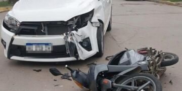 Siniestro vial en Oncativo: un auto y una moto chocaron en una esquina y dos jóvenes debieron ser hospitalizados