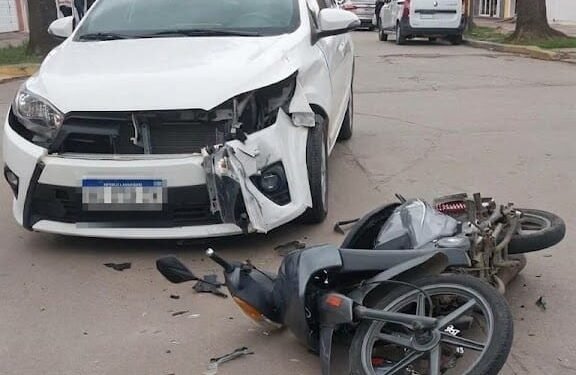 Siniestro vial en Oncativo: un auto y una moto chocaron en una esquina y dos jóvenes debieron ser hospitalizados