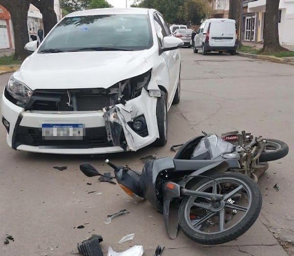 Siniestro vial en Oncativo: un auto y una moto chocaron en una esquina y dos jóvenes debieron ser hospitalizados