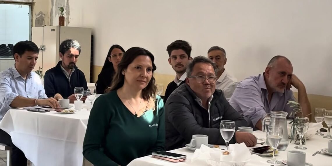 Articulación productiva: el intendente Nicolás Filoni participó del desayuno empresarial del IPET N.º 54 junto a industriales de Oncativo