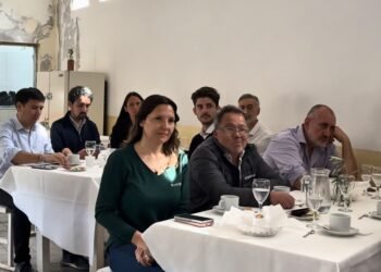 Articulación productiva: el intendente Nicolás Filoni participó del desayuno empresarial del IPET N.º 54 junto a industriales de Oncativo