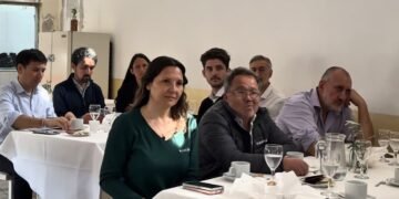 Articulación productiva: el intendente Nicolás Filoni participó del desayuno empresarial del IPET N.º 54 junto a industriales de Oncativo