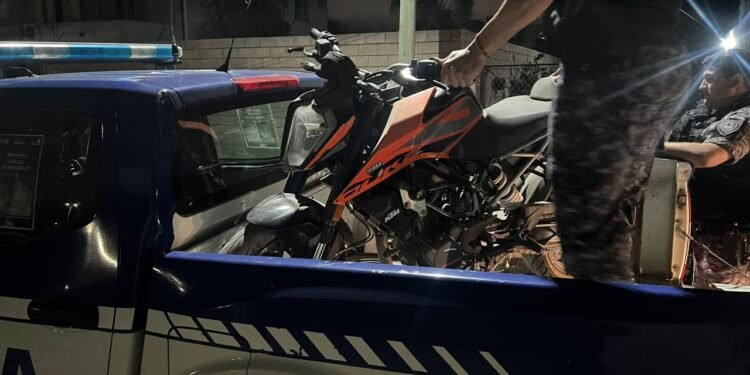 Detuvieron en Pilar a un hombre que ocultaba una moto de alta cilindrada robada en una obra en construcción