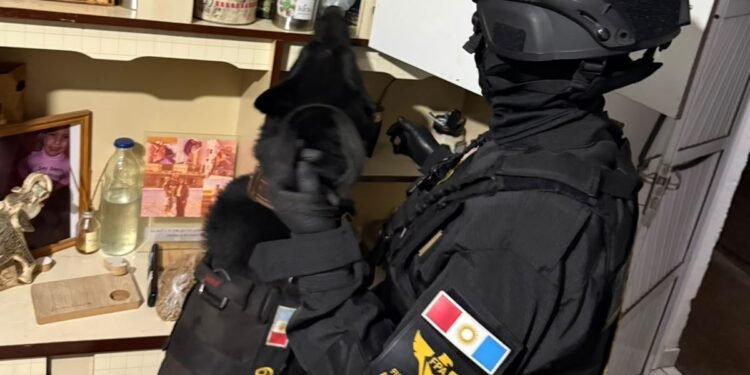 Lucha contra el narcotráfico: cayó un joven de 27 años que operaba dos "kioscos" de droga y hacía delivery en Bell Ville