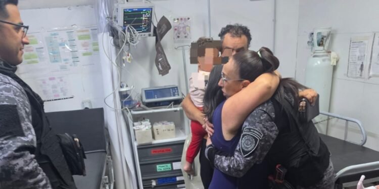 Heroico accionar en la región: dos policías de Río Segundo le practicaron RCP a un bebé atragantado y le salvaron la vida